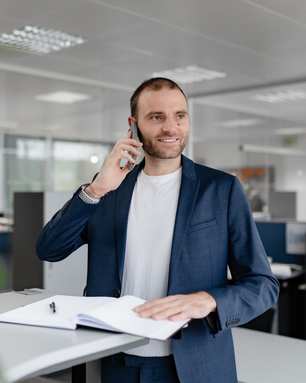 Technischer Berater von AURO im Kundengespräch in moderner, heller Büroatmosphäre